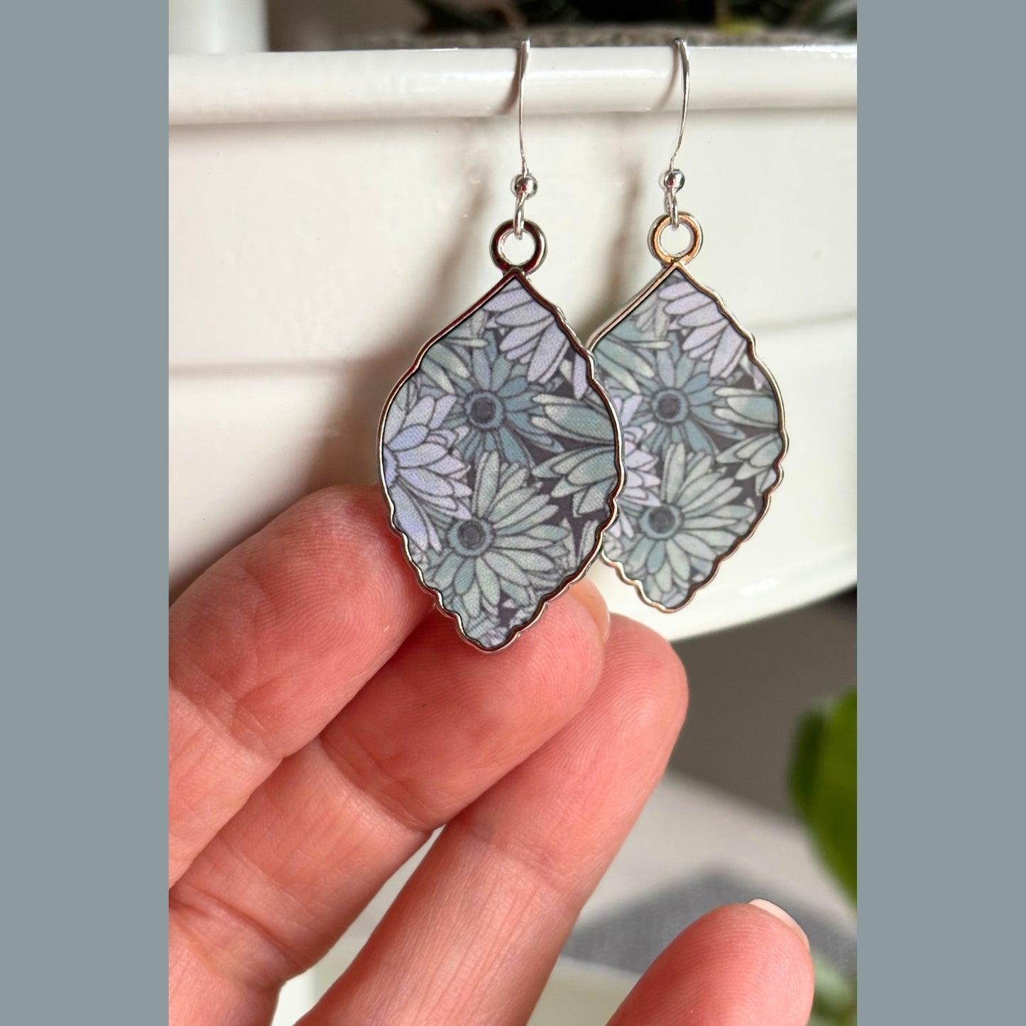 Petal Haze Daisy Earrings